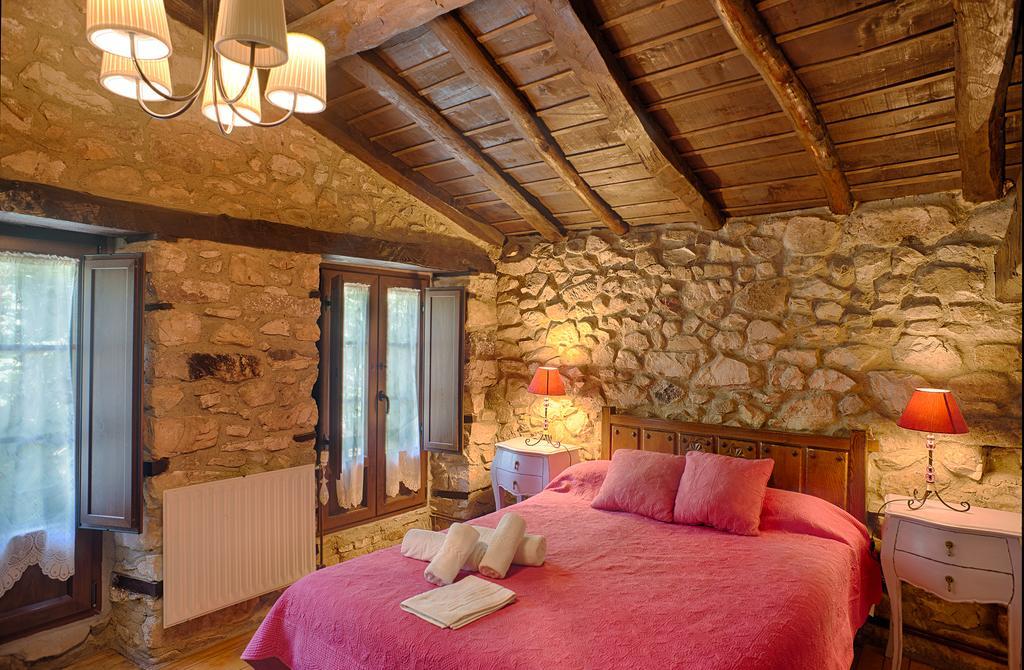 Гостьовий будинок Casas Rurales La Tahona De Besnes Alles Екстер'єр фото