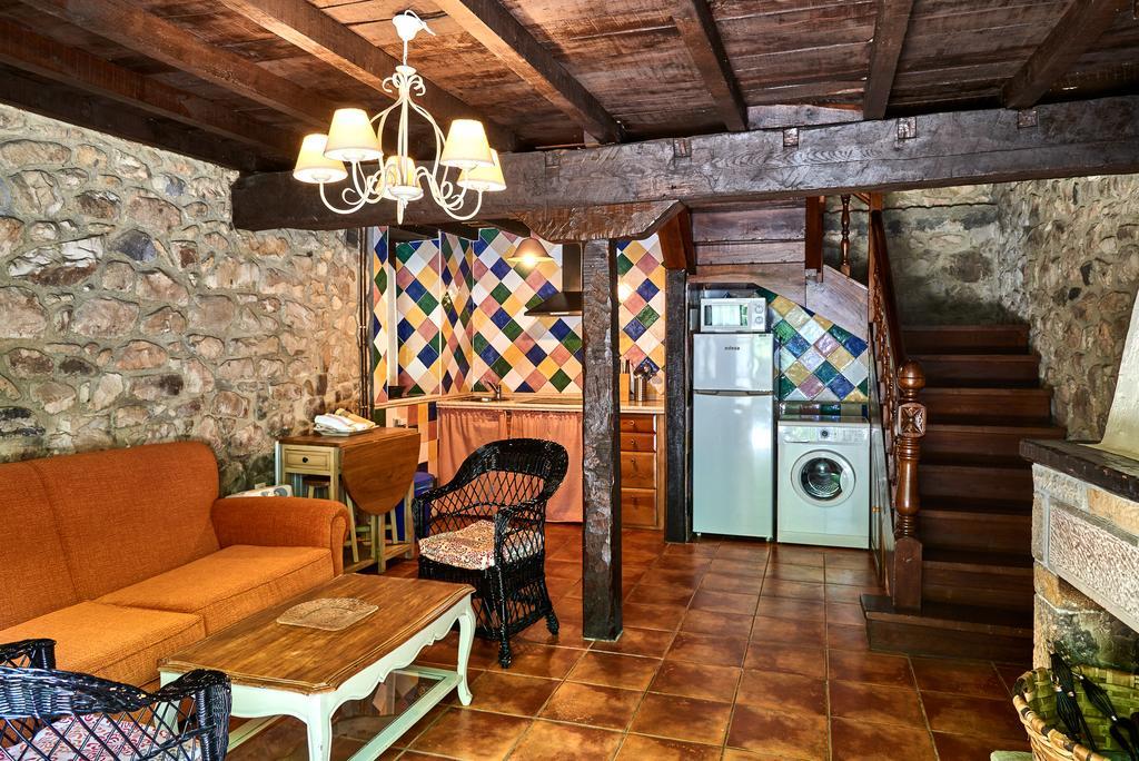 Гостьовий будинок Casas Rurales La Tahona De Besnes Alles Екстер'єр фото
