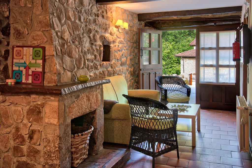 Гостьовий будинок Casas Rurales La Tahona De Besnes Alles Екстер'єр фото